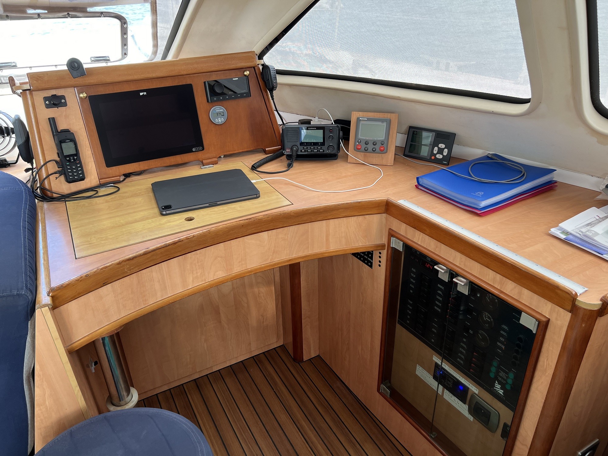 CATANA 431 Owner's Version