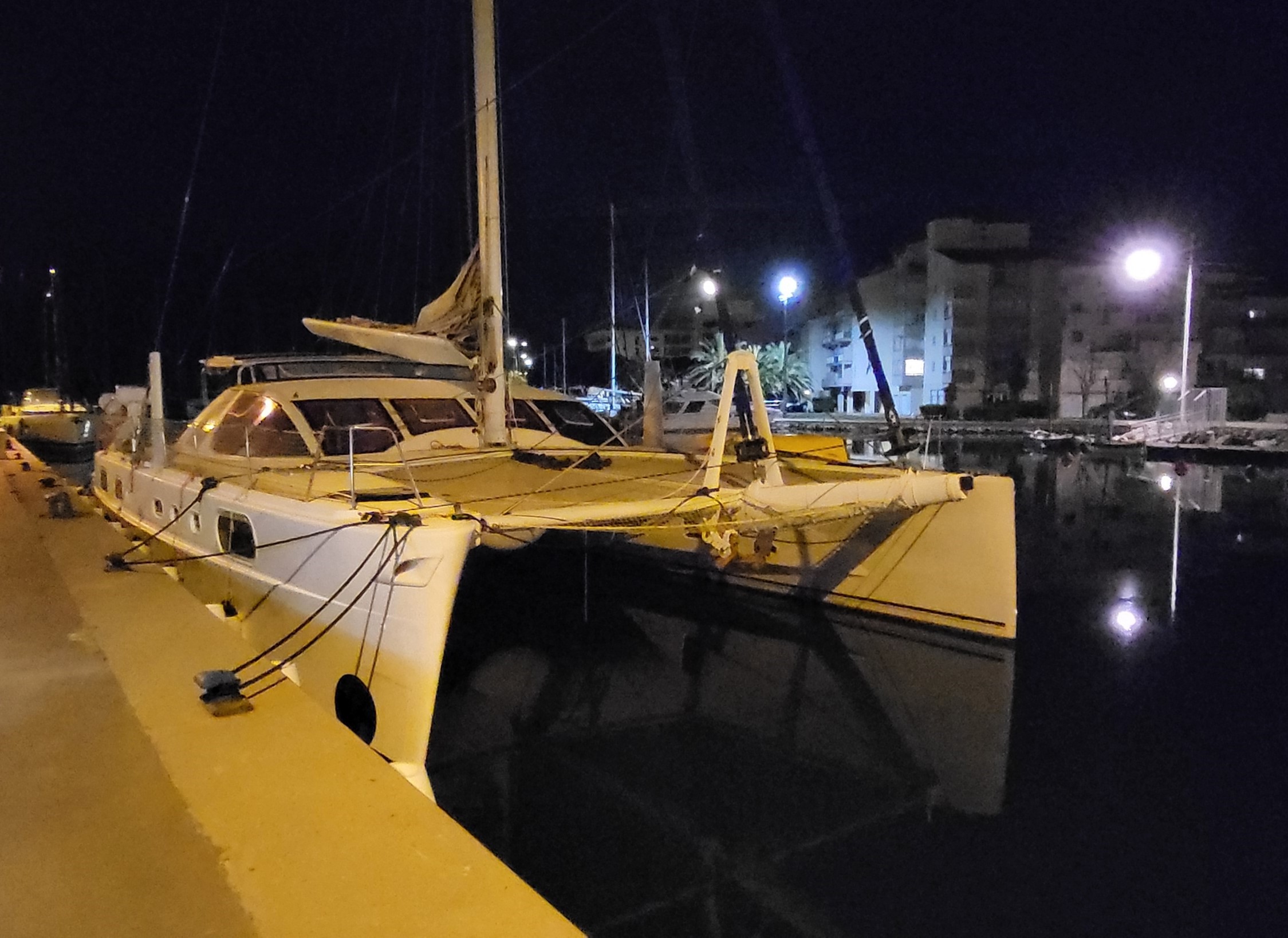 Catana 582