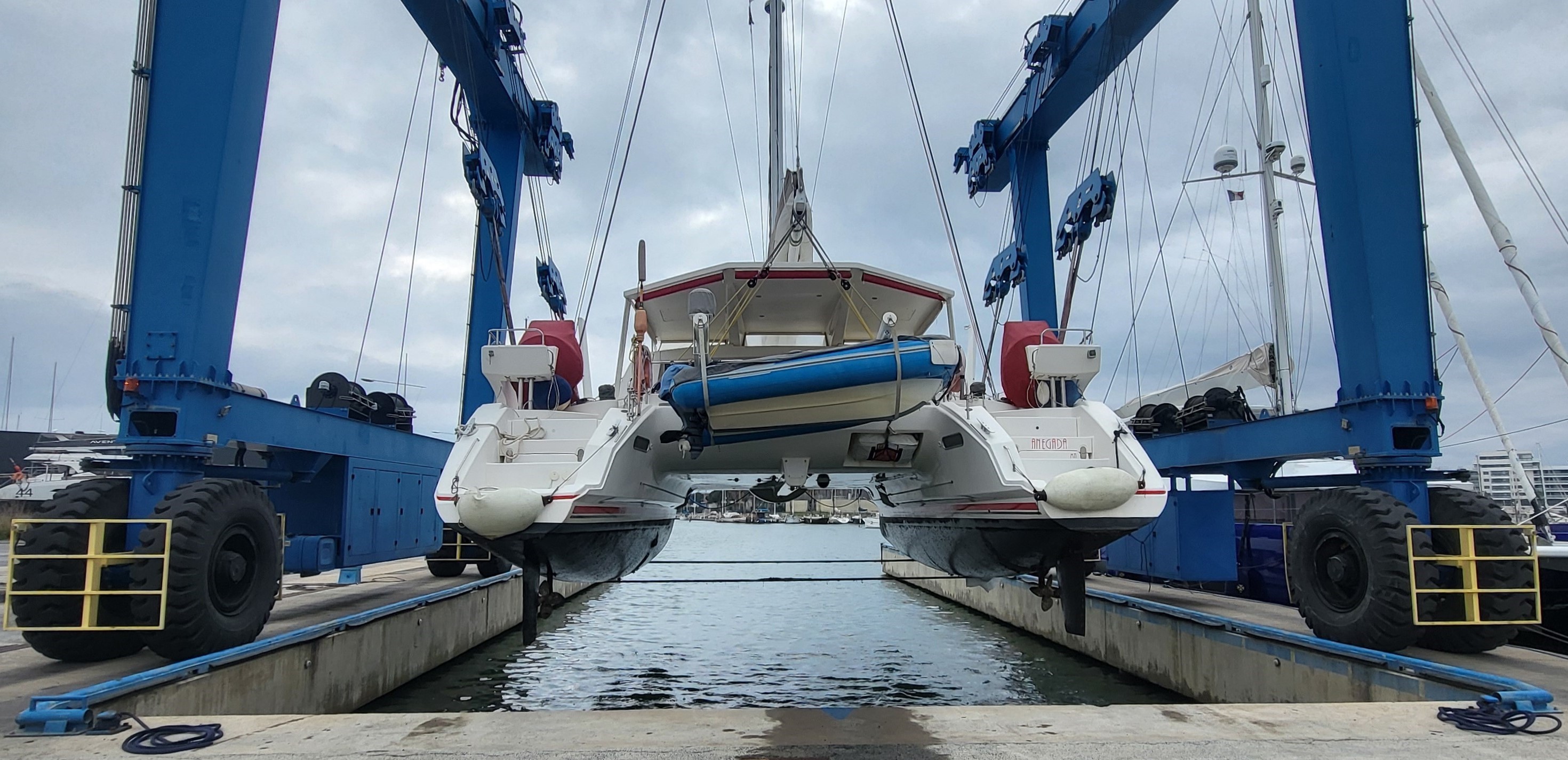 Haul out catana 50