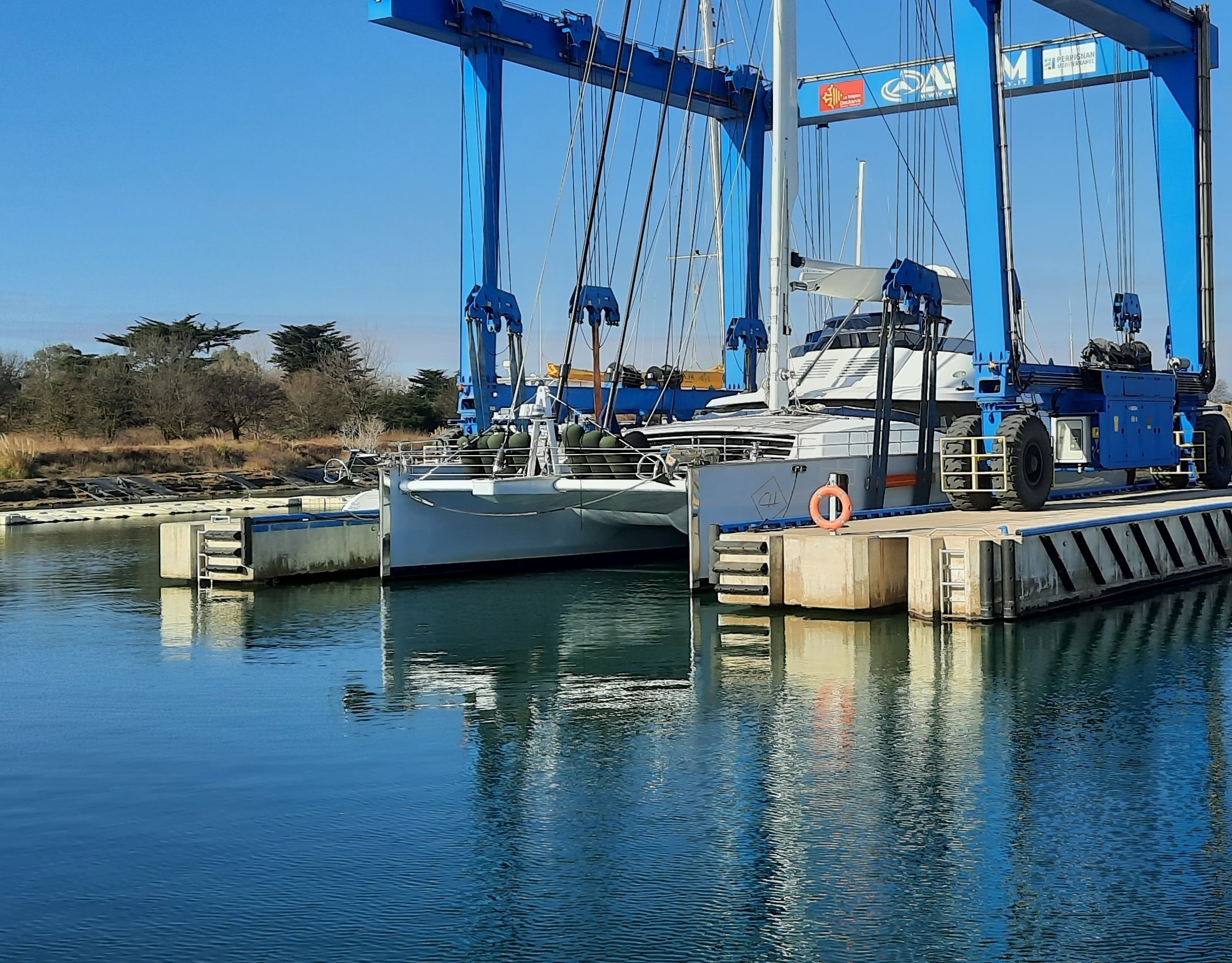 Haul out Catamaran Hutiane