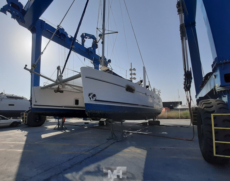 hauling out Catana 471