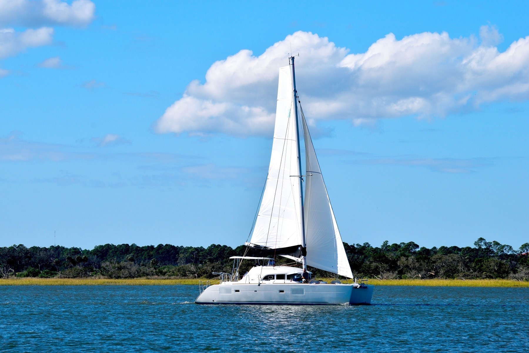 Lagoon 380 under sails