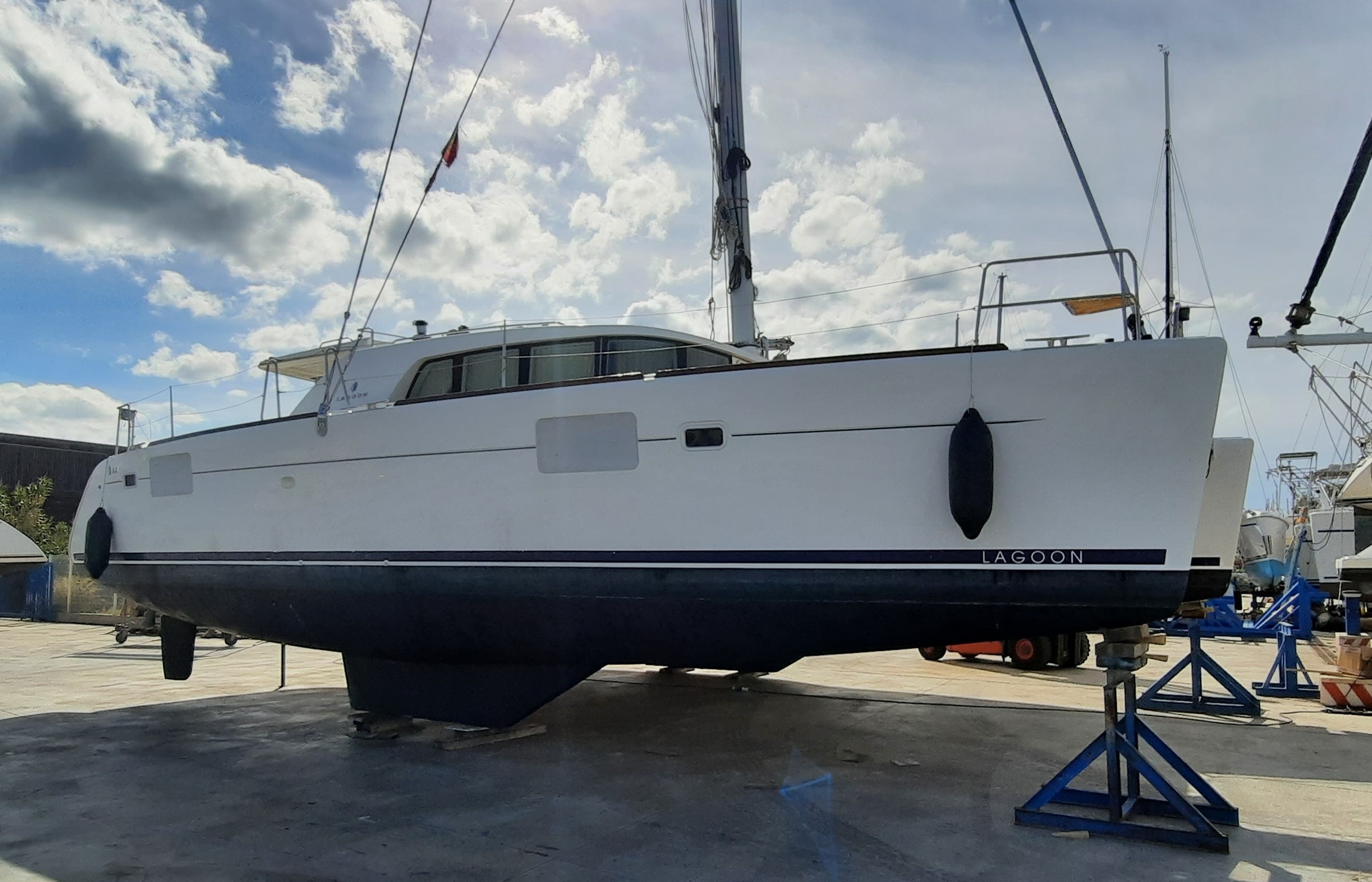 Lagoon 440 out of water