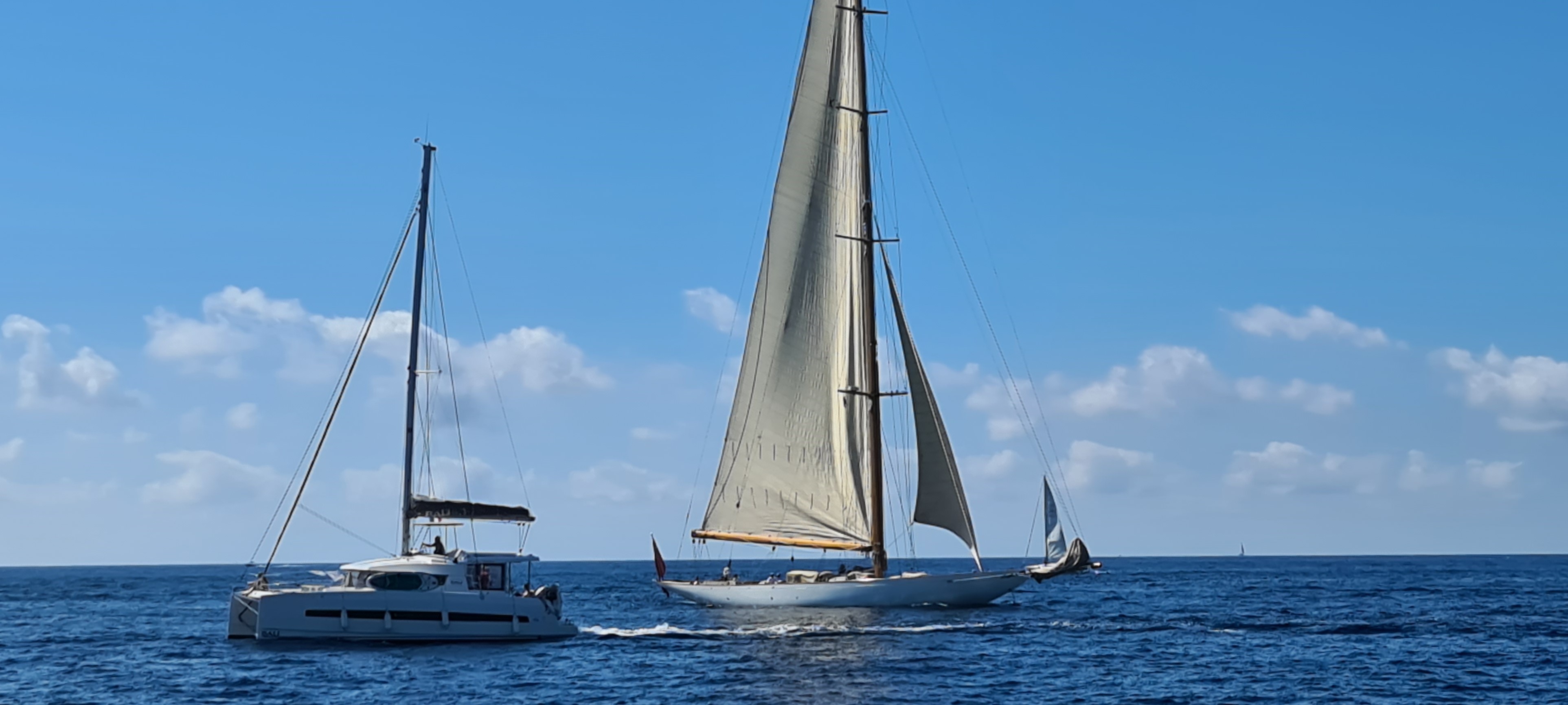 Monohull catamaran