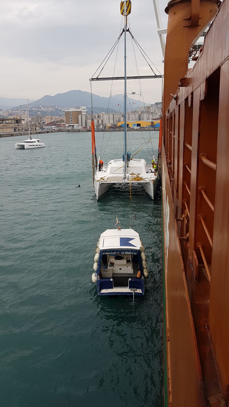 Catamaran loading on cargo