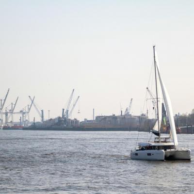 Lagoon 42navigation sur l elbe dans le port de hambourg