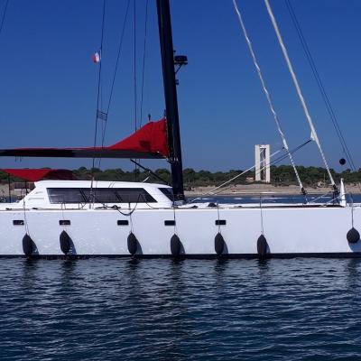 Maxi catamaran 80 taj