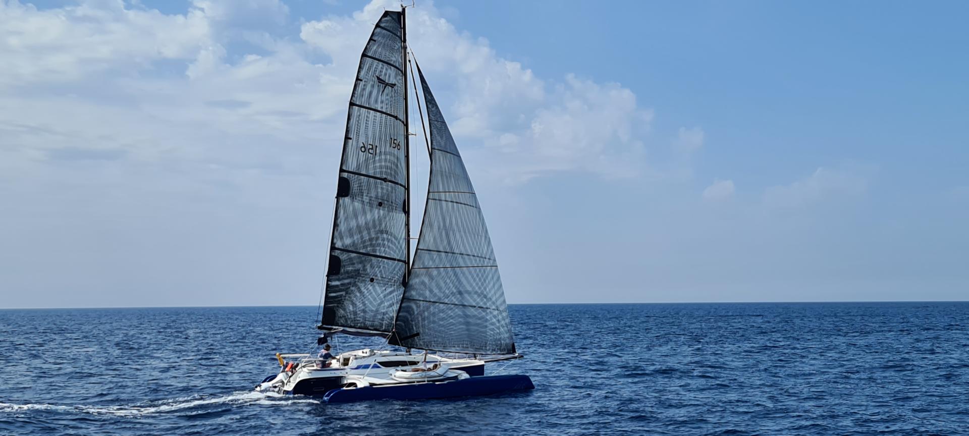 Trimaran under sails