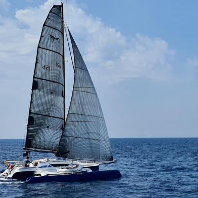 Trimaran under sails